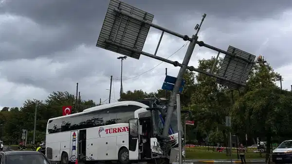 İstanbul'da yolcu otobüsü kaza yaptı: 2'si ağır 30 yaralı!