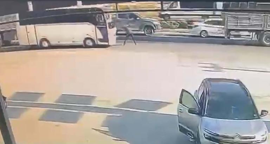 Denizli'de Meydana Gelen Feci Kaza: Midibüsün Çarptığı Servis Şoförü Hayatını Kaybetti