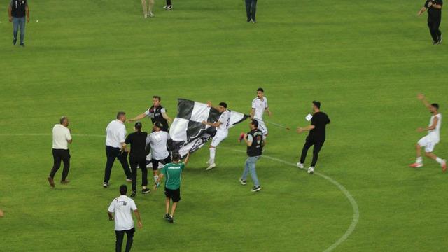 Karşıyaka-Altay Derbisinde Gerginlik Tavan Yaptı: Sahaya Bayrak Dikme Girişimi Dakikalarla Sona Erdi