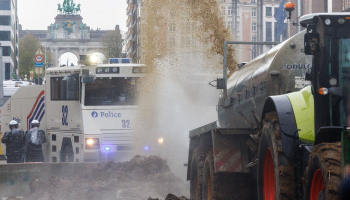 Çiftçiler Brüksel'i savaş alanına çevirdi!  Polise gübre sıktılar, sis bombası attılar