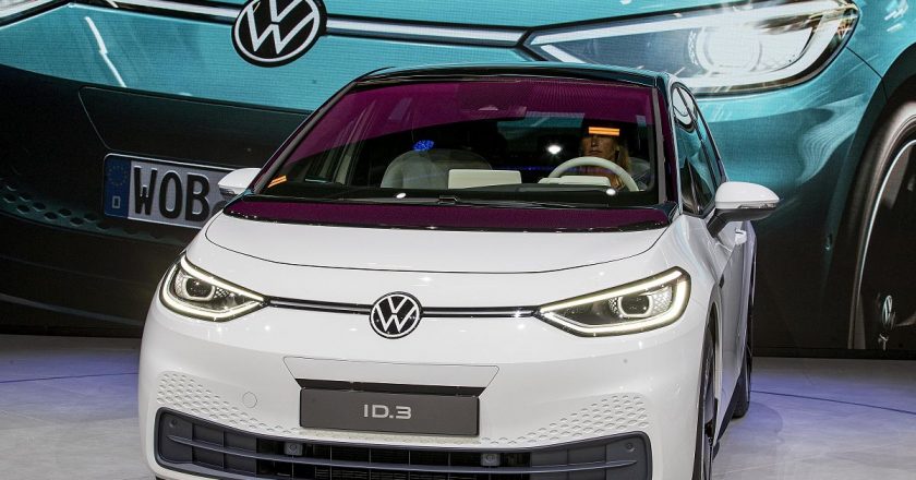 Volkswagen elektrikli otomobil satışları hızla düşüyor: Avrupalılar neden benzine geri dönüyor?