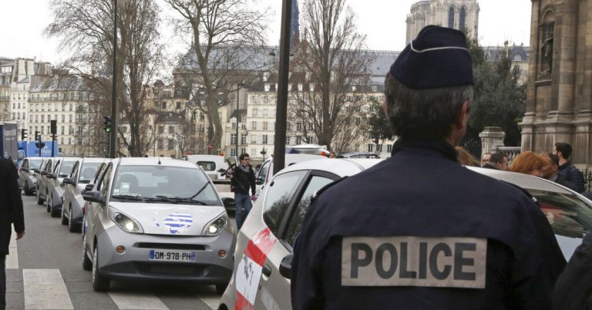 Fransız polisi, saldırı tehdidi nedeniyle Paris'teki İran Konsolosluğu'nu kordon altına aldı.