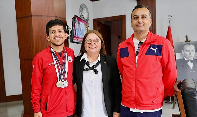 Antalya'da düzenlenen Türkiye Özel Sporcular Yüzme Şampiyonası'nda büyük başarı elde eden Erdem Günay Atacan, Belediye Başkanı Didim Hatice Gençay'ı ziyaret etti – SPOR