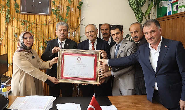 Yahyalı Belediye Başkanı Esat Öztürk, tescil belgesini alarak üçüncü dönemine resmen başladı – GÜNDEM