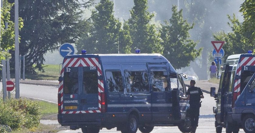 Fransa'da cezaevi nakil aracına silahlı saldırı;  İki polis öldü, bir mahkum firar etti