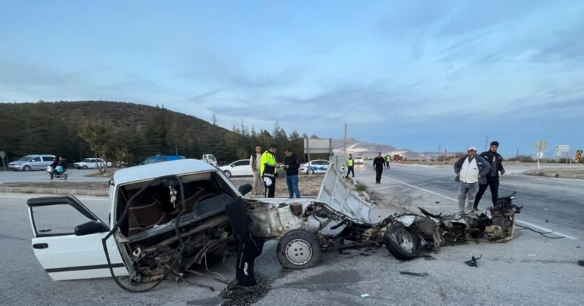 Burdur’da iki otomobil çarpıştı, otomobillerden biri ikiye bölündü: 6 yaralı