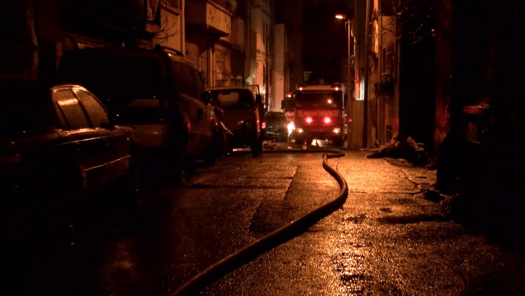 Beyoğlu'nda terk edilmiş 3 katlı binada yangın