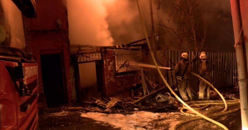 Beyoğlu’nda terk edilmiş 3 katlı binada yangın