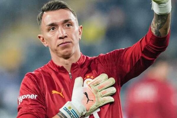 Galatasaray’da Muslera için karar verildi! Okan Buruk’la özel görüşme ortaya çıktı!