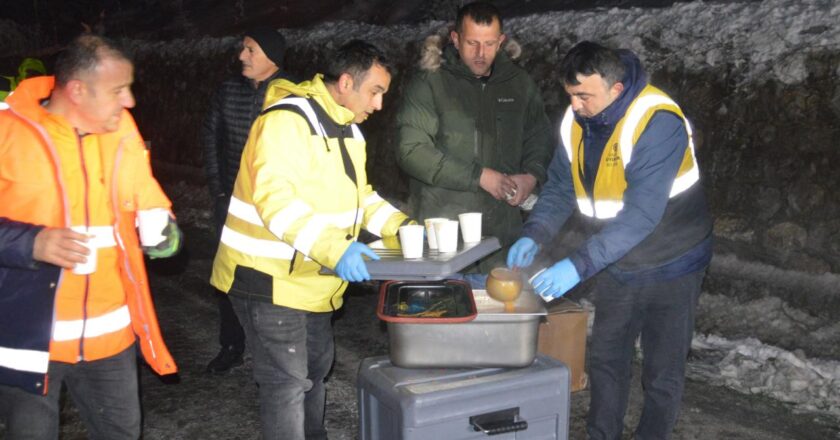 Samsun’da yolda mahsur kalanlara çorba ikram edildi