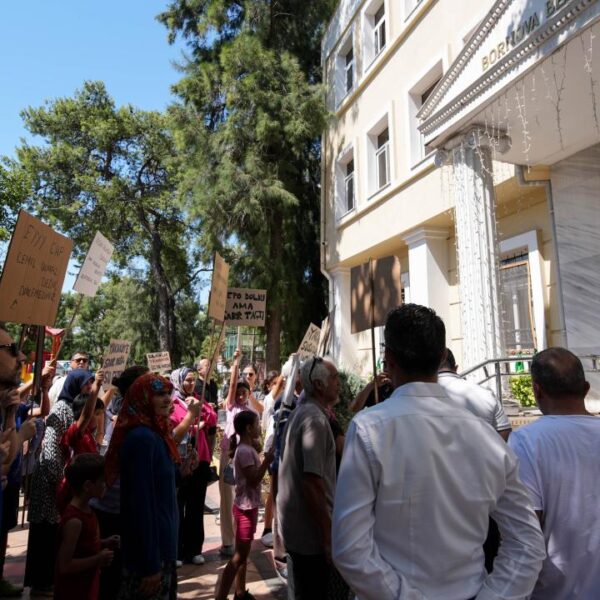 İzmir’de 20 gündür suları kesik olan mahalle sakinlerinden belediyeye tepki