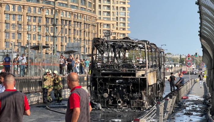 İstanbul’da seyir halindeki otobüs alev alev yandı: Tramvay seferleri durduruldu