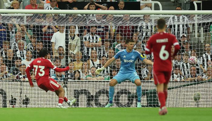 Premier Lig’de inanılmaz bir şey yaşandı! Liverpool 10 dakikada geri döndü… Newcastle United’ı 16’lık Rio Ngumoha yıktı –