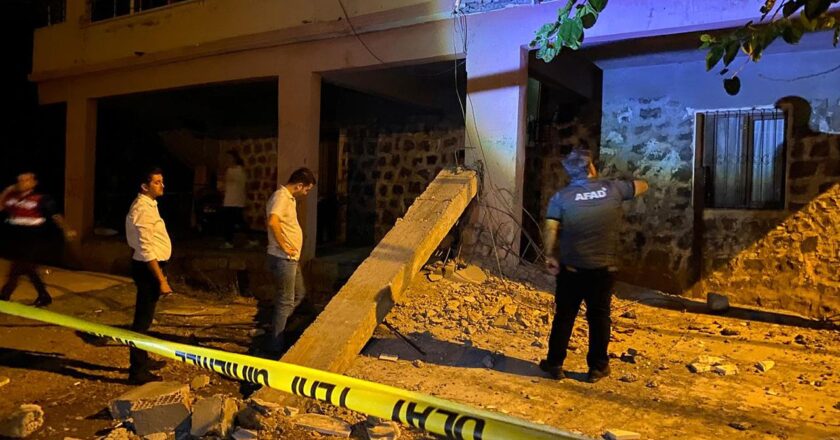 Diyarbakır’da balkon çöktü: 2’si çocuk 5 yaralı