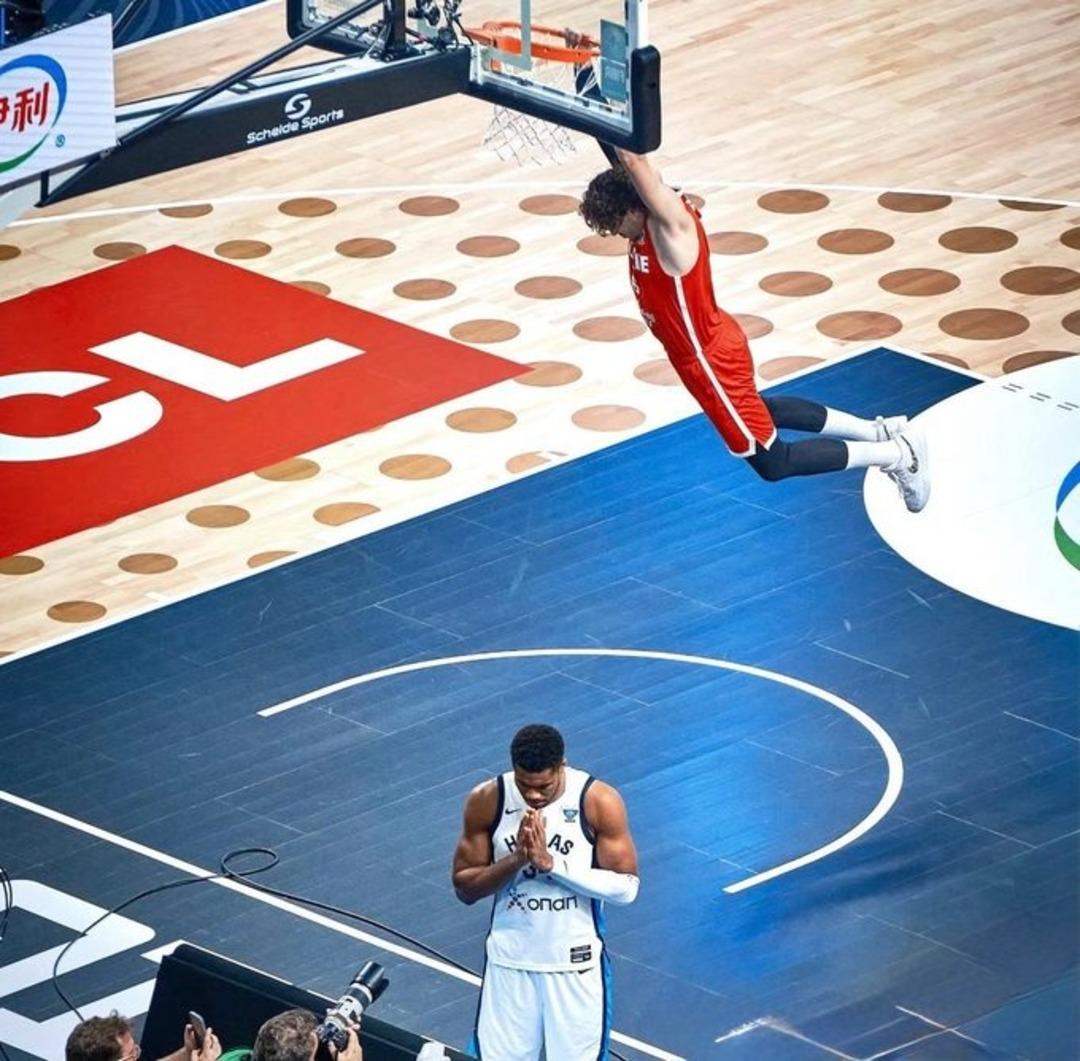 Giannis Anthetokounmpo, Türk bayrağına hakaret ettikten sonra bir özür mesajı yayınladı! Ortak fotoğrafları paylaştılar ... 3