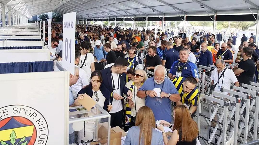 Fenerbahçe Kongresi'nde kan basıncı arttı! Koç ve Sadettin Saran destekçileri arasında bir kavga vardı 3
