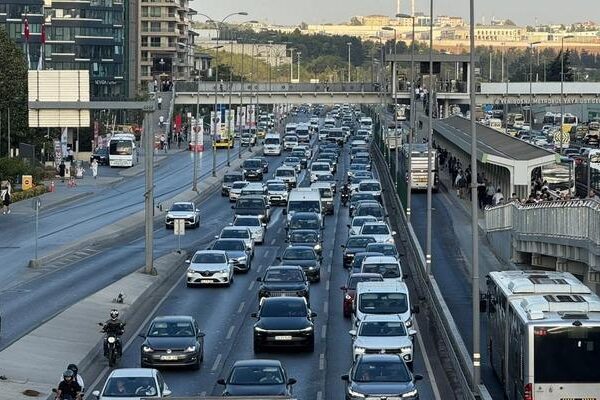 Yaz tatili bitti, okullarda uyum haftası başladı: İstanbul’da trafik yoğunluğu oluştu!