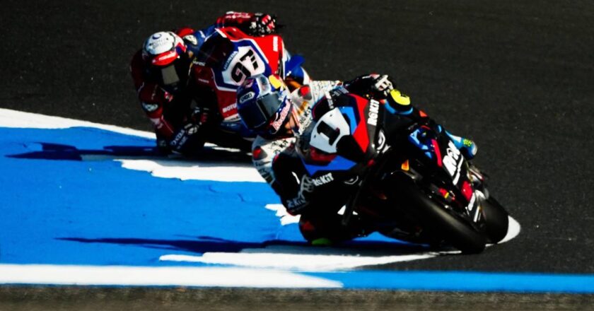Toprak Razgatlıoğlu, şampiyon olacağı yarışı Bulega’nın çarpması sonucu tamamlayamadı