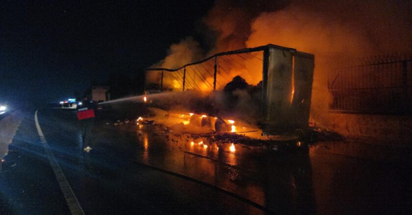 Yalova’da konserve yüklü tırda yangın çıktı