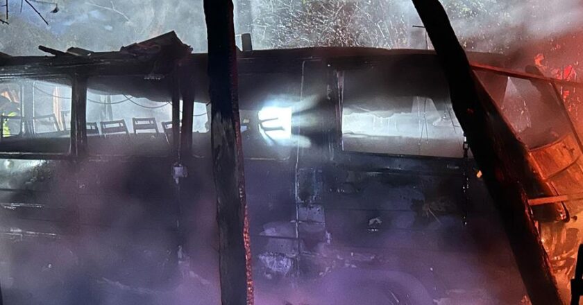 Bartın’da Yıldırım İki Aracı Ateşe Verdi