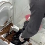 Polis Operasyonunda Şaşırtan An: Klozete Sıvı Döküldü