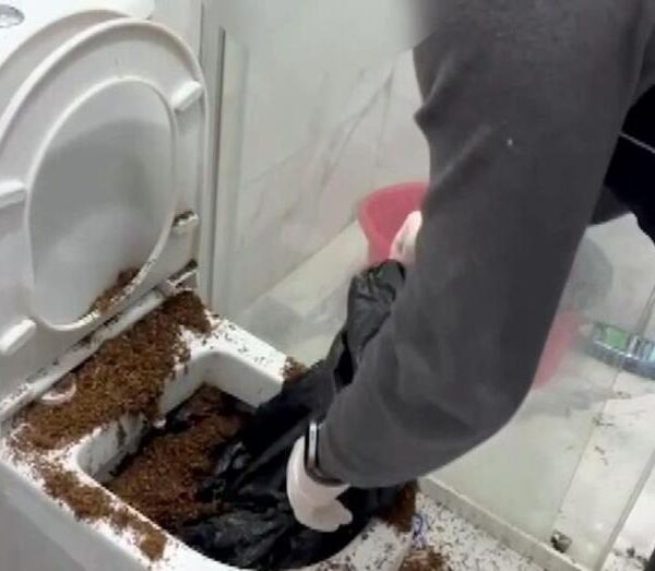 Polis Operasyonunda Şaşırtan An: Klozete Sıvı Döküldü