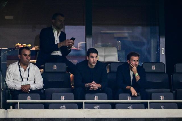 Beşiktaş’ın yeni transferi Vlahović’in tribünden üçlüsü… ⚫️⚪️